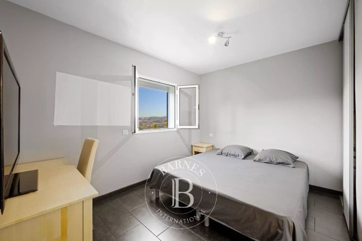 Image No.12-4 Bed House for sale