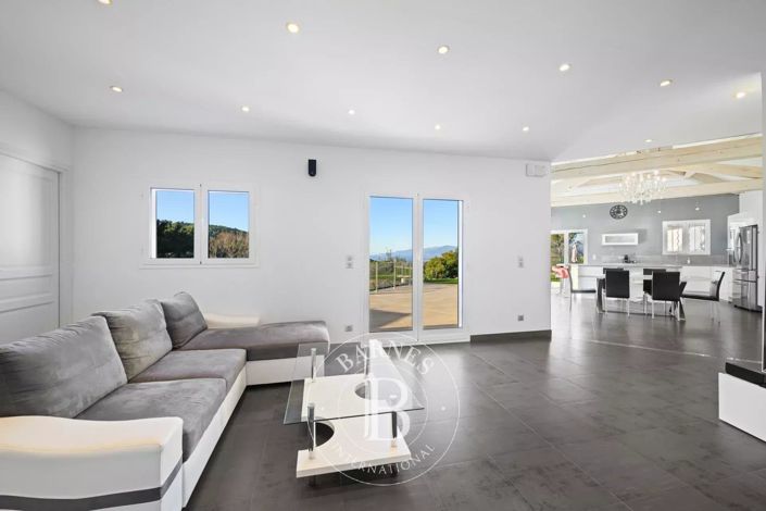 Image No.2-4 Bed House for sale