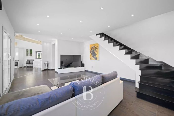 Image No.8-4 Bed House for sale