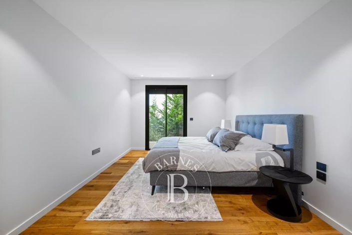 Image No.25-5 Bed Apartment for sale