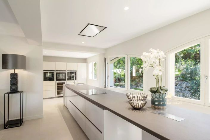 Image No.8-5 Bed House for sale