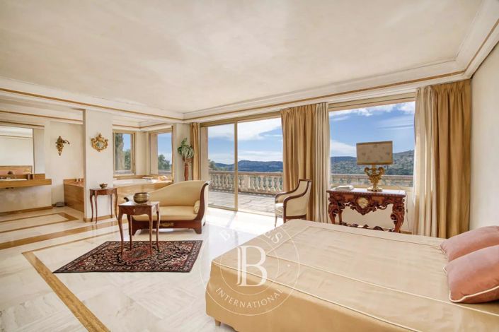 Image No.7-8 Bed House for sale