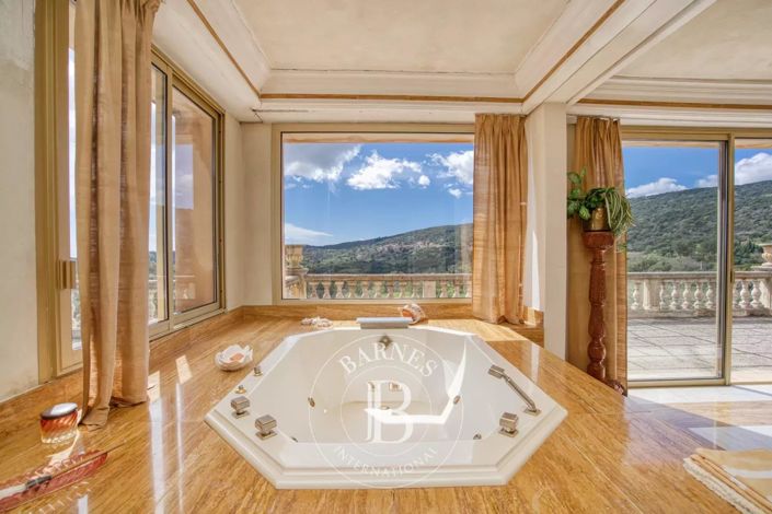 Image No.9-8 Bed House for sale