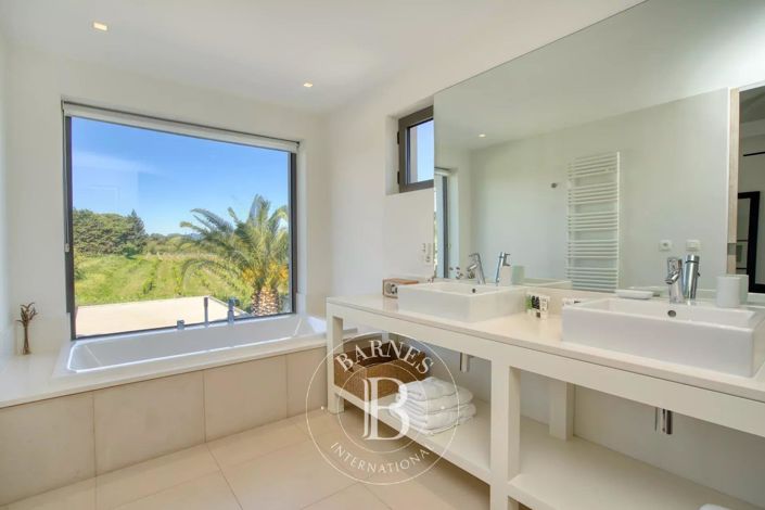 Image No.9-6 Bed House for sale