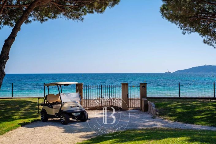 Image No.8-8 Bed House for sale