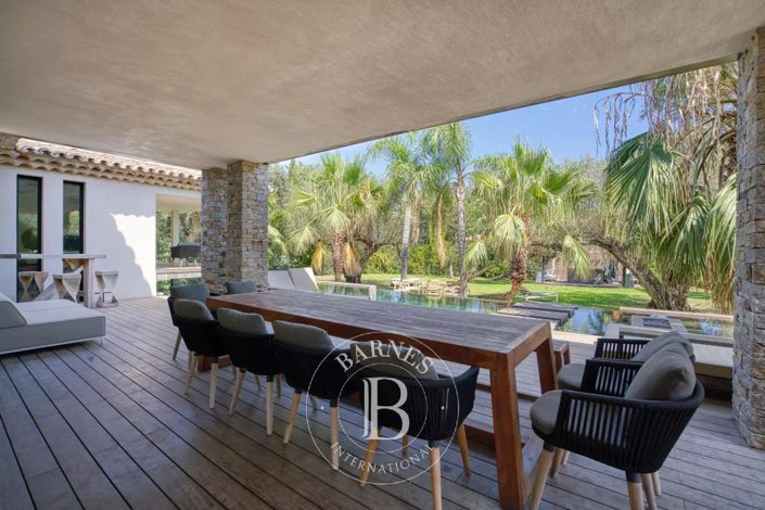 Image No.1-8 Bed House for sale