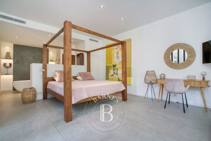 Image No.10-8 Bed House for sale