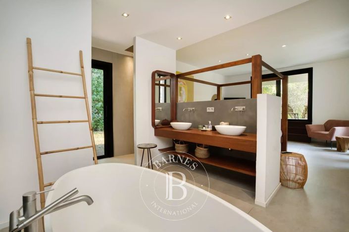 Image No.11-8 Bed House for sale