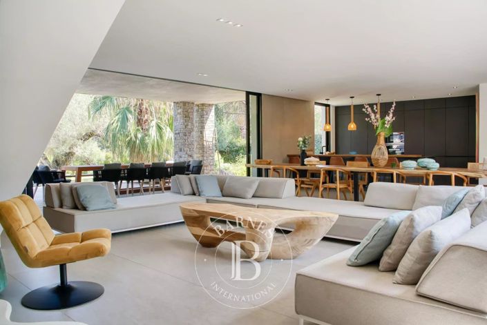 Image No.2-8 Bed House for sale