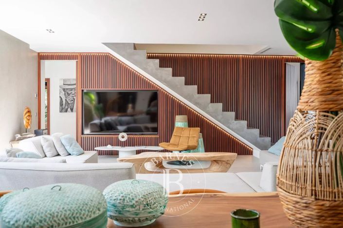 Image No.6-8 Bed House for sale