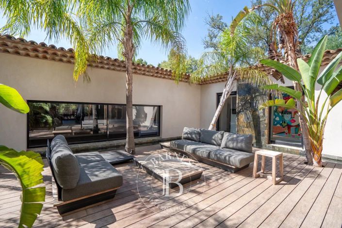 Image No.8-8 Bed House for sale