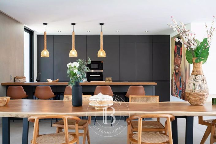 Image No.9-8 Bed House for sale