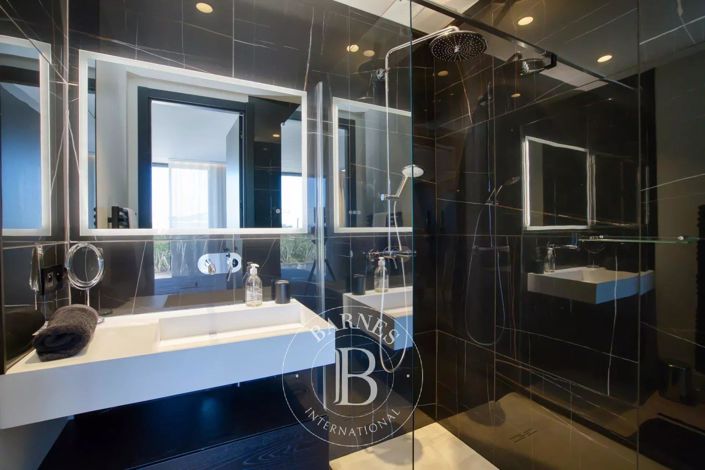 Image No.8-7 Bed House for sale