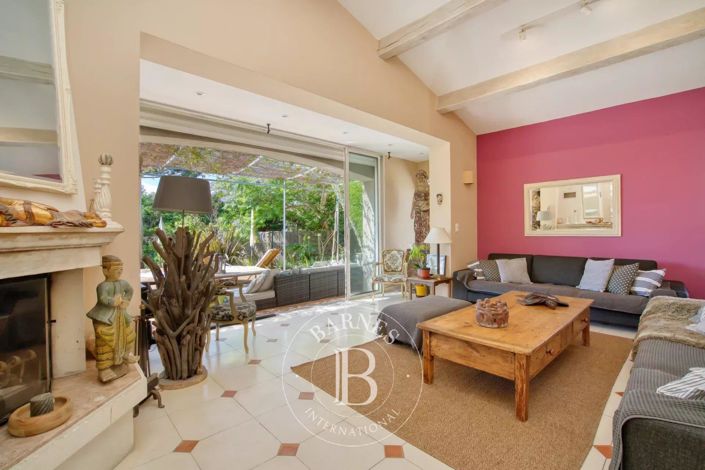 Image No.9-5 Bed House for sale