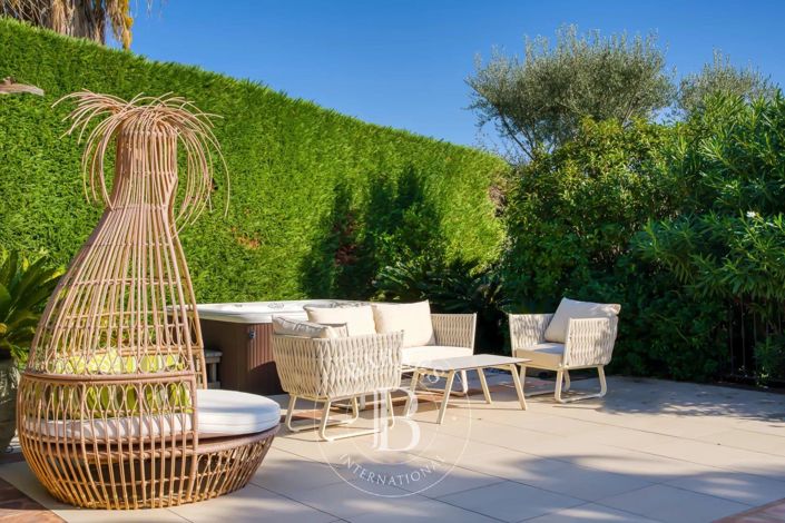 Image No.8-5 Bed House for sale