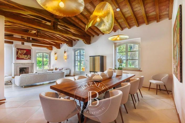 Image No.8-6 Bed House for sale