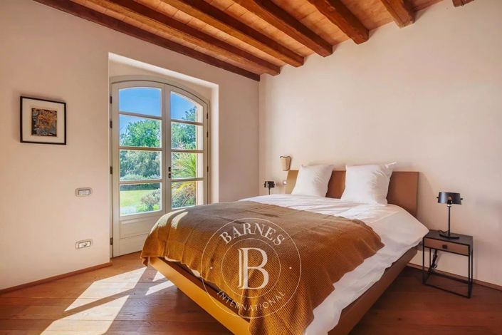 Image No.9-6 Bed House for sale