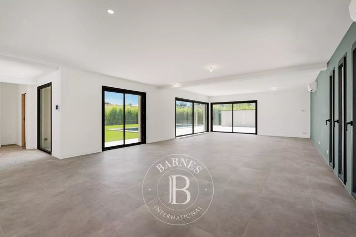 Image No.6-4 Bed House for sale