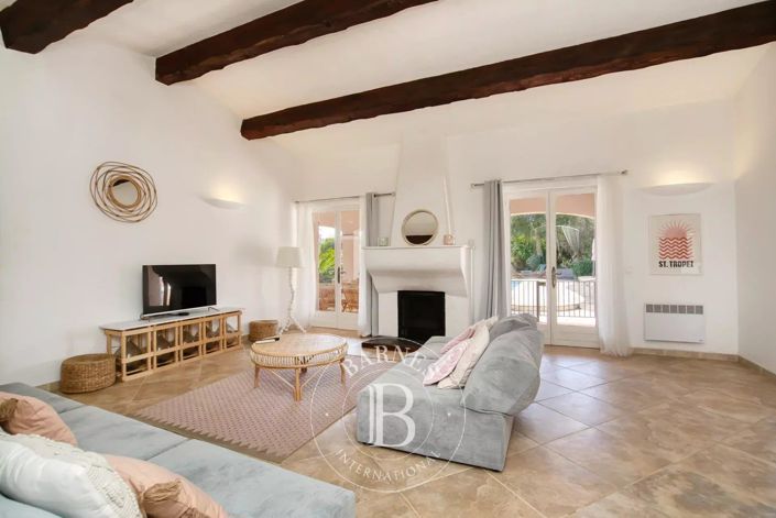 Image No.6-6 Bed House for sale