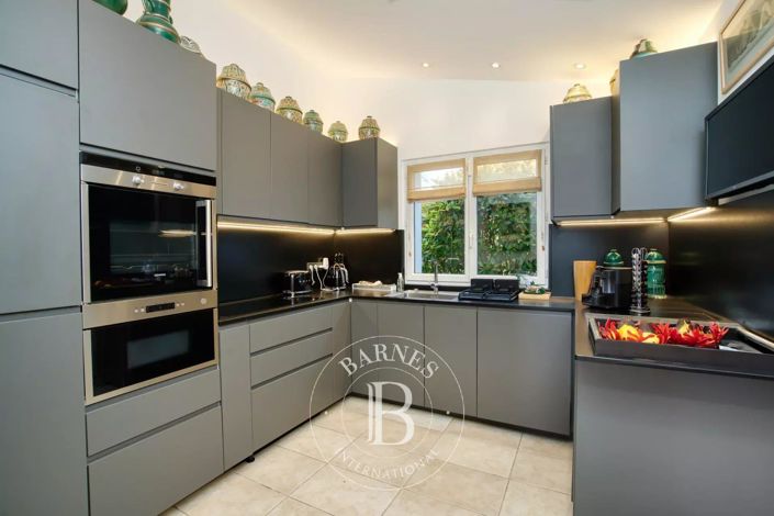 Image No.9-5 Bed House for sale