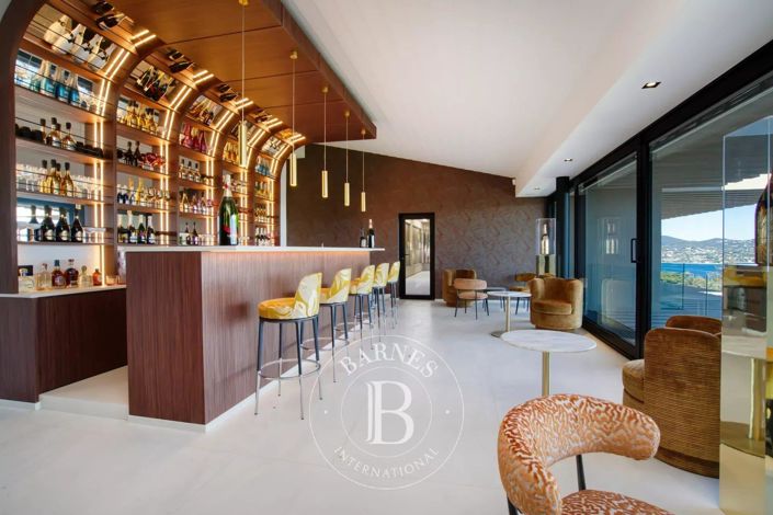 Image No.8-6 Bed House for sale