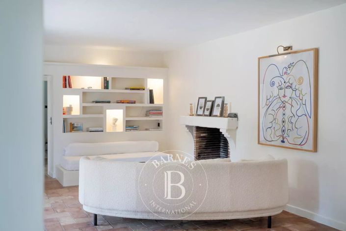 Image No.6-5 Bed House for sale