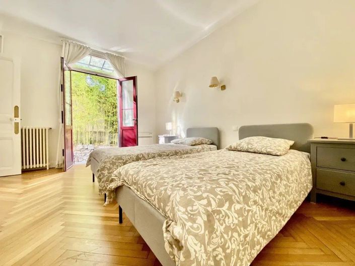 Image No.6-5 Bed House for sale