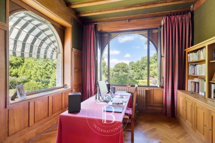 Image No.19-8 Bed House for sale