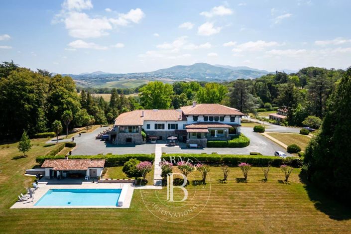 Image No.2-8 Bed House for sale