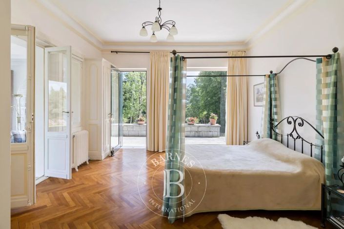 Image No.24-8 Bed House for sale