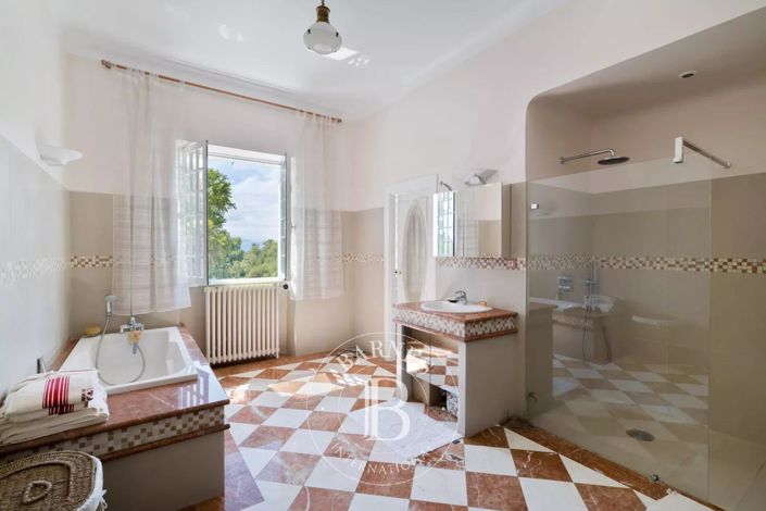 Image No.26-8 Bed House for sale