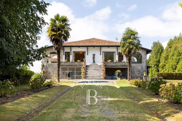 Image No.5-8 Bed House for sale