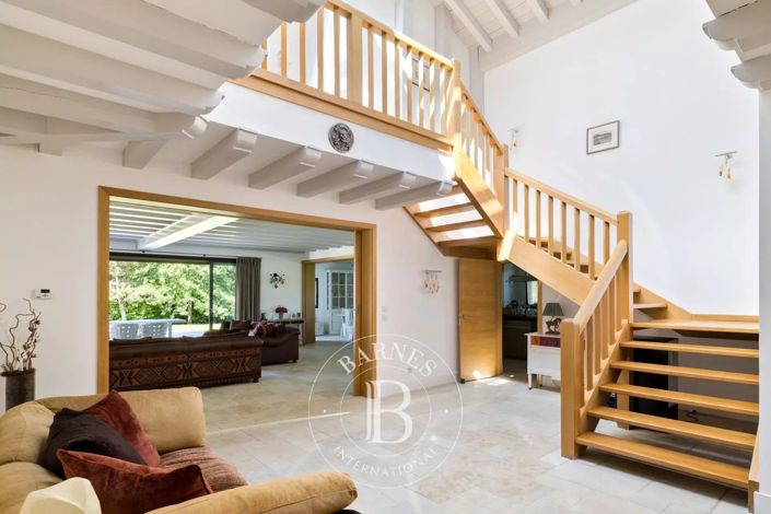 Image No.8-5 Bed House for sale