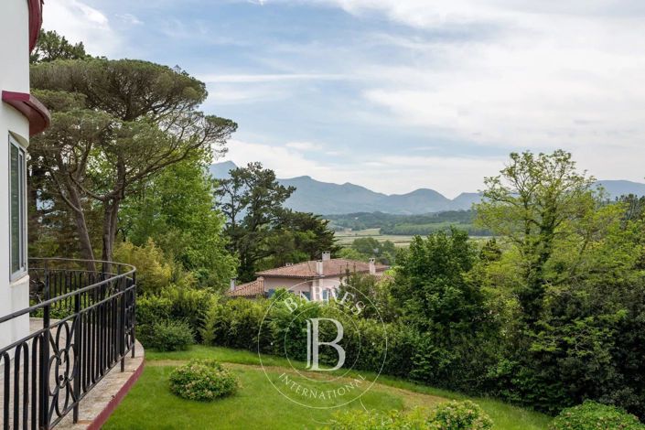 Image No.10-12 Bed House for sale