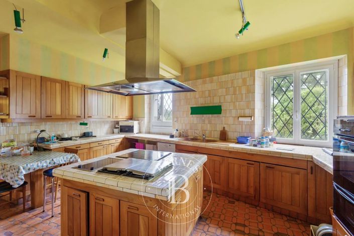 Image No.8-12 Bed House for sale