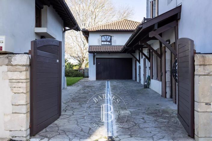 Image No.3-5 Bed House for sale