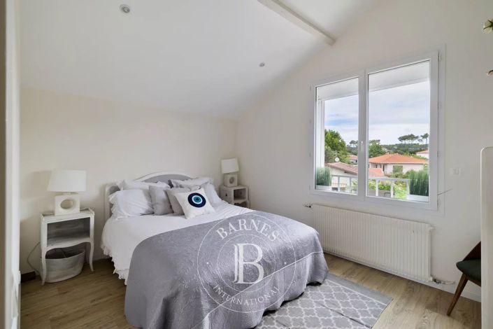 Image No.18-5 Bed House for sale