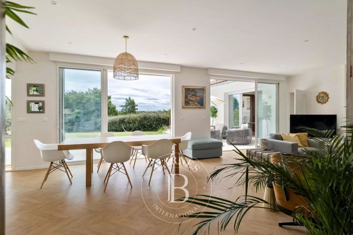 Image No.7-5 Bed House for sale