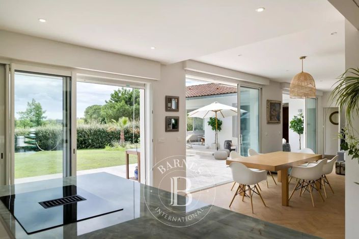 Image No.8-5 Bed House for sale