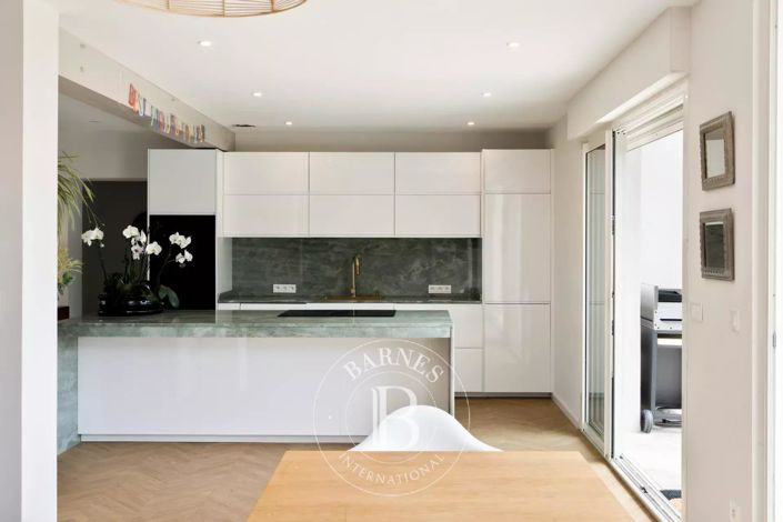 Image No.9-5 Bed House for sale