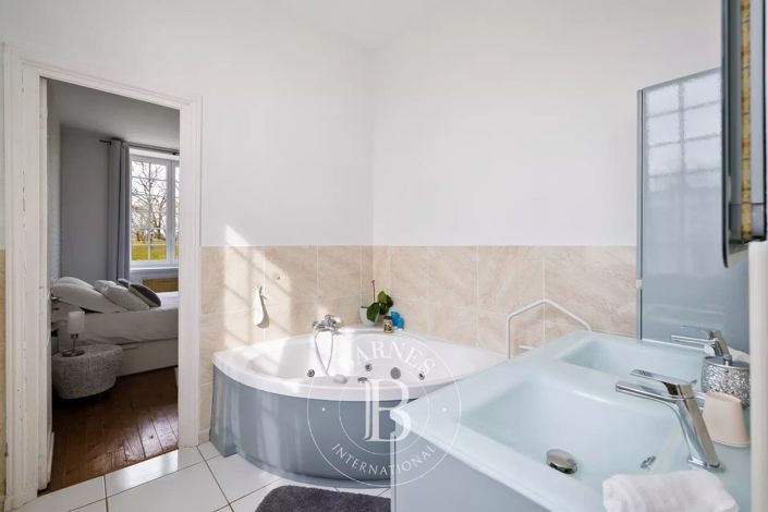 Image No.24-8 Bed House for sale