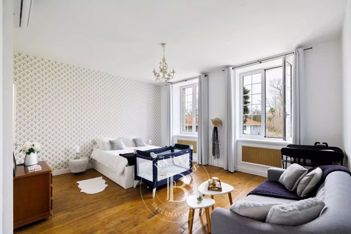 Image No.25-8 Bed House for sale