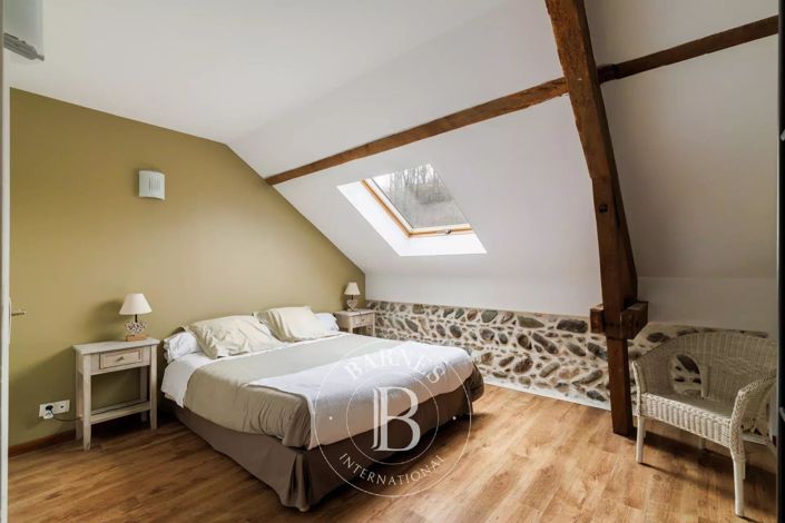 Image No.18-8 Bed House for sale