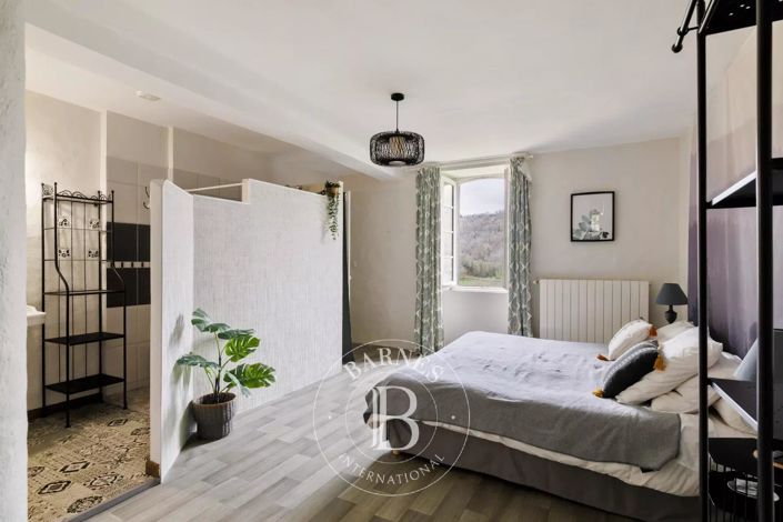 Image No.21-8 Bed House for sale