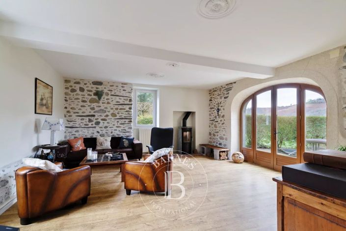 Image No.5-8 Bed House for sale