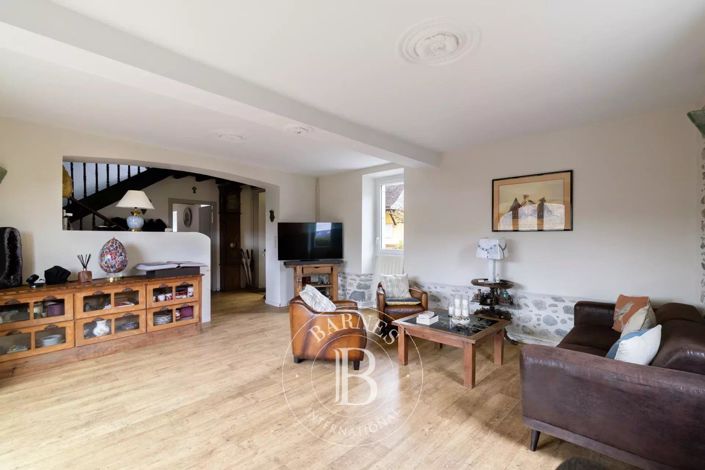 Image No.6-8 Bed House for sale