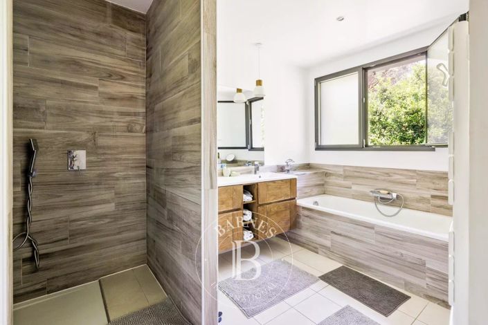 Image No.12-6 Bed House for sale