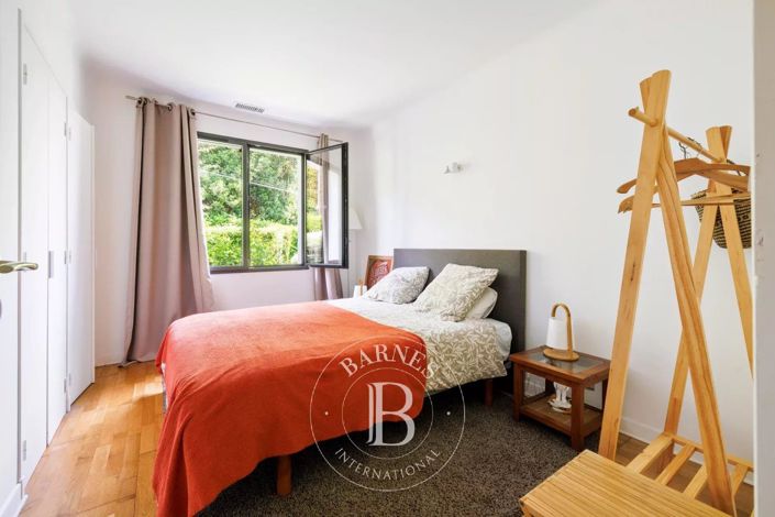 Image No.13-6 Bed House for sale