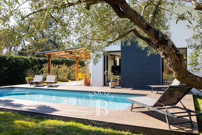 Image No.1-4 Bed House for sale