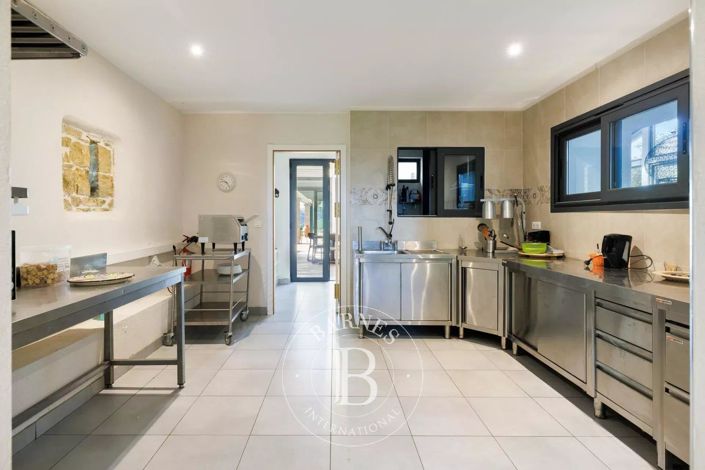 Image No.18-6 Bed House for sale